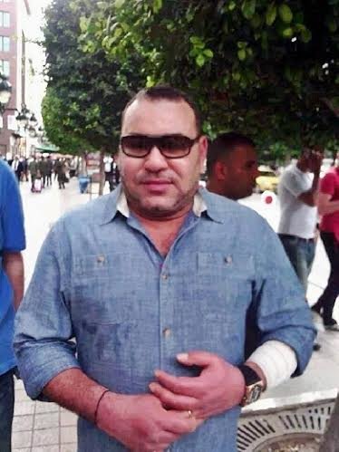 الملك محمد السادس يتجول بكل حرية بشوارع تونس + فيديو