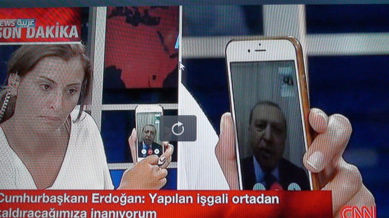 الشعب التركي ينزل الى الشوارع استجابة لنداء الرئيس اردوجان لاحباط الانقلاب العسكري VIDEO