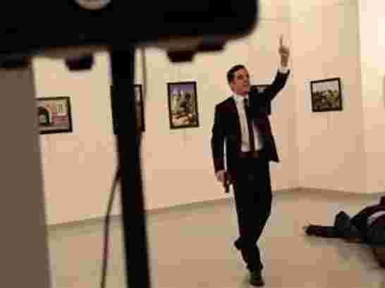 قاتل السفير الروسي يصرخ: الله أكبر هذا جزاء قتلة أطفال حلب VIDEO