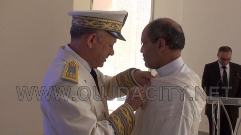 السيد محمد مهيدية يقوم بتوشيح صدور عدد من المواطنين المنعم عليهم باوسمة ملكلية VIDEO