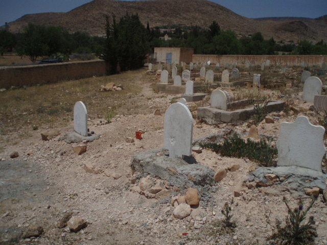 من يكرم أموات عين الصفاء ….. روائح المقبرة تزكم الأنوف وصمت الجهات المعنية يستدعي التساؤل