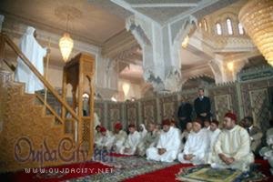 وجدة 6 – 7 – 2007 : أمير المؤمنين يضع الحجر الأساس لبناء مسجد محمد السادس