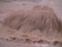 وجدة 26/05/2006 ساعة من الأمطار تفضح المستور