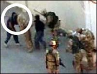 صحيفة بريطانية تكشف عن جريمة ارتكبها جنود الاحتلال البريطاني بحق أطفال في مدينة